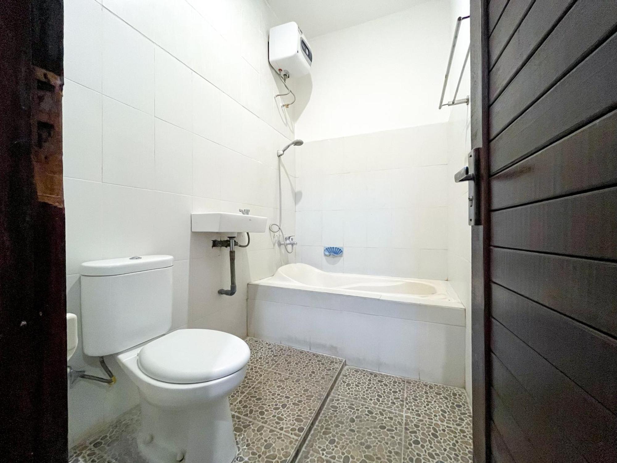 Adi Surya Guest House Семиняк Екстериор снимка