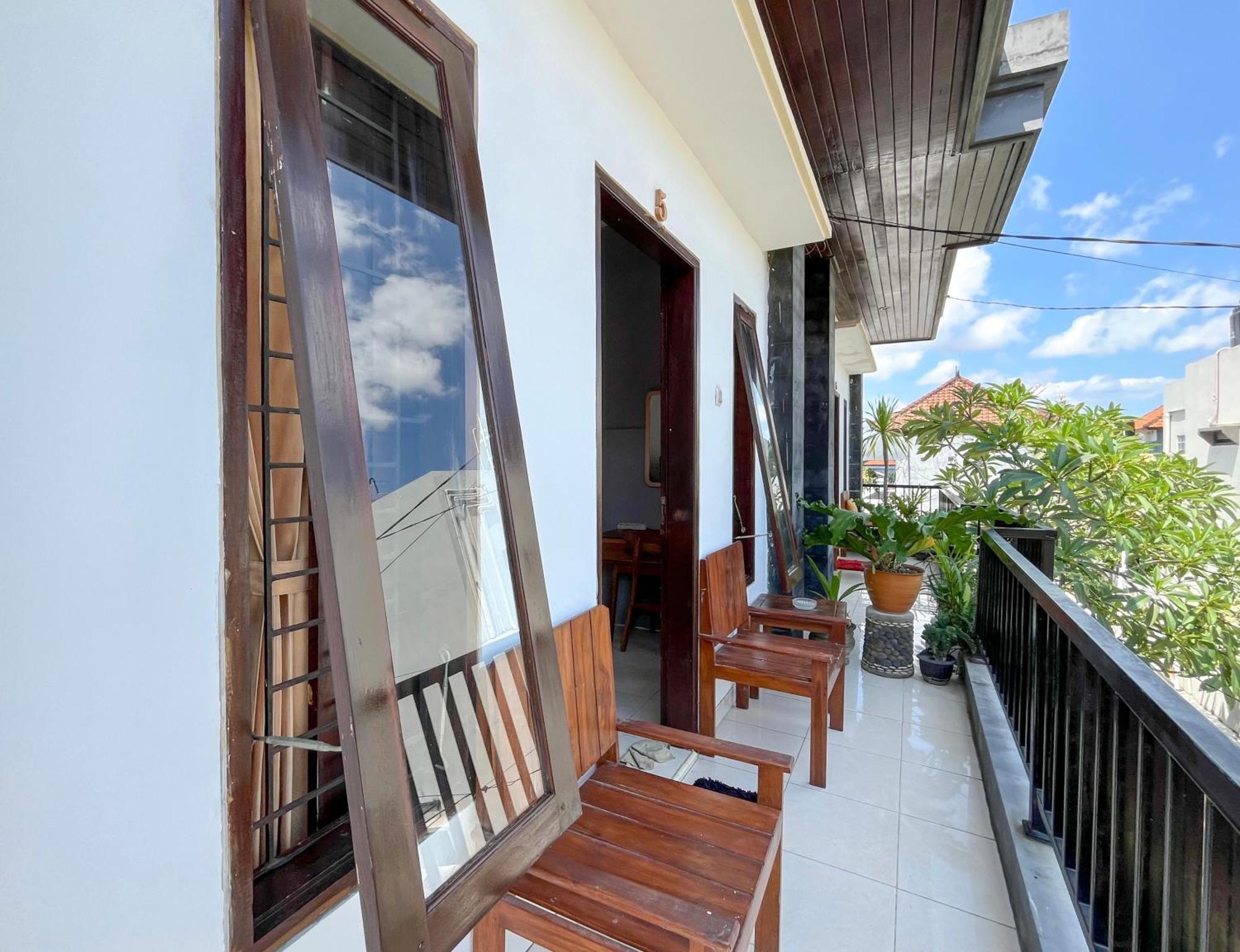 Adi Surya Guest House Семиняк Екстериор снимка