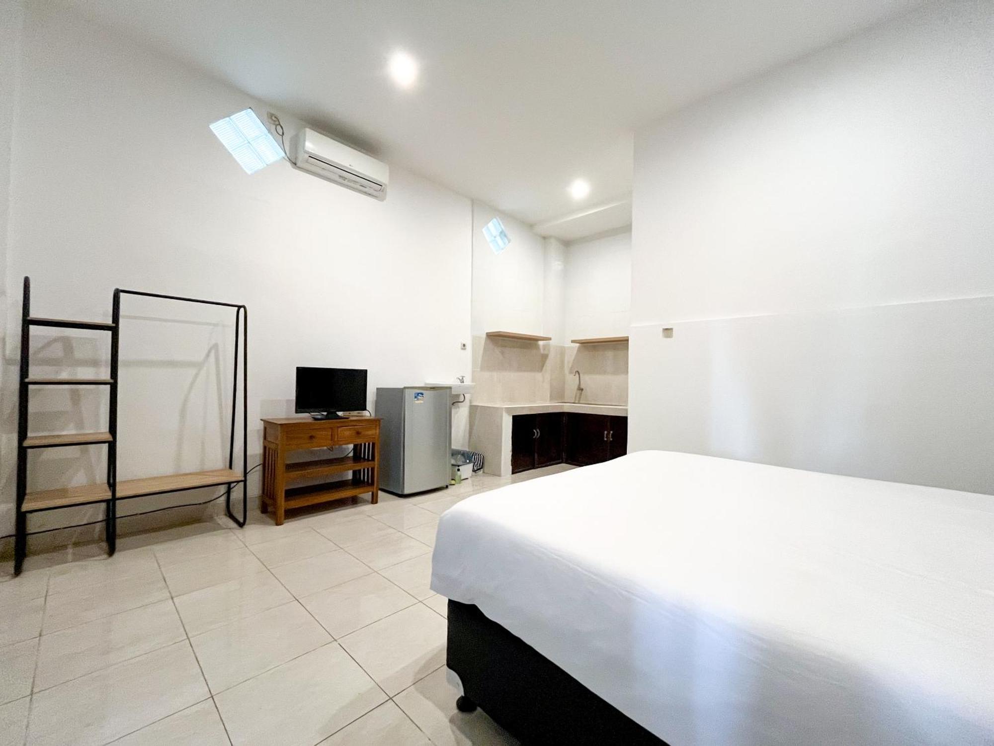 Adi Surya Guest House Семиняк Екстериор снимка